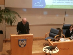 Kaupunginjohtaja Kukkonen puhui kuin Kekkonen puolustaen kaupunginhallituksen esitystä.